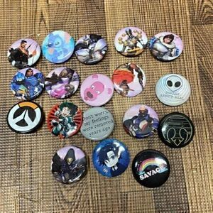 Collection of small decorative pins. Selling together as a lot of 18 pins.